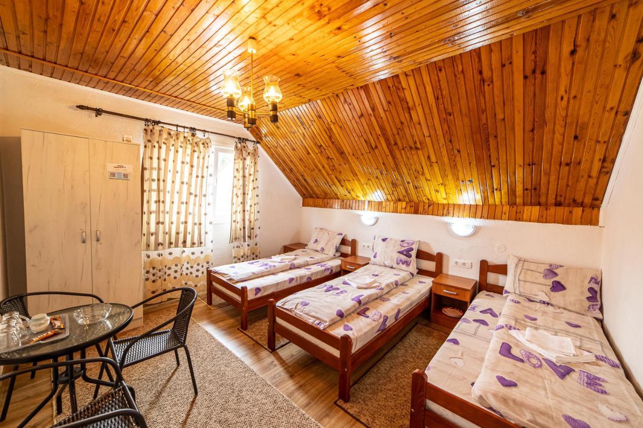 Snam Rooms&Apartment Žabljak エクステリア 写真